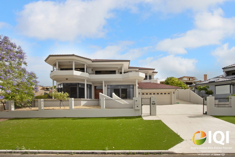 One-of-a-Kind Elevated Elegance: Spacious Family Home with Panoramic Views in Kardinya