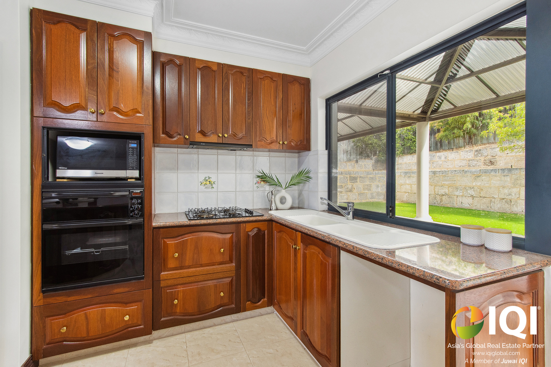 One-of-a-Kind Elevated Elegance: Spacious Family Home with Panoramic Views in Kardinya image