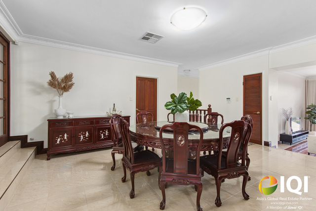 One-of-a-Kind Elevated Elegance: Spacious Family Home with Panoramic Views in Kardinya image