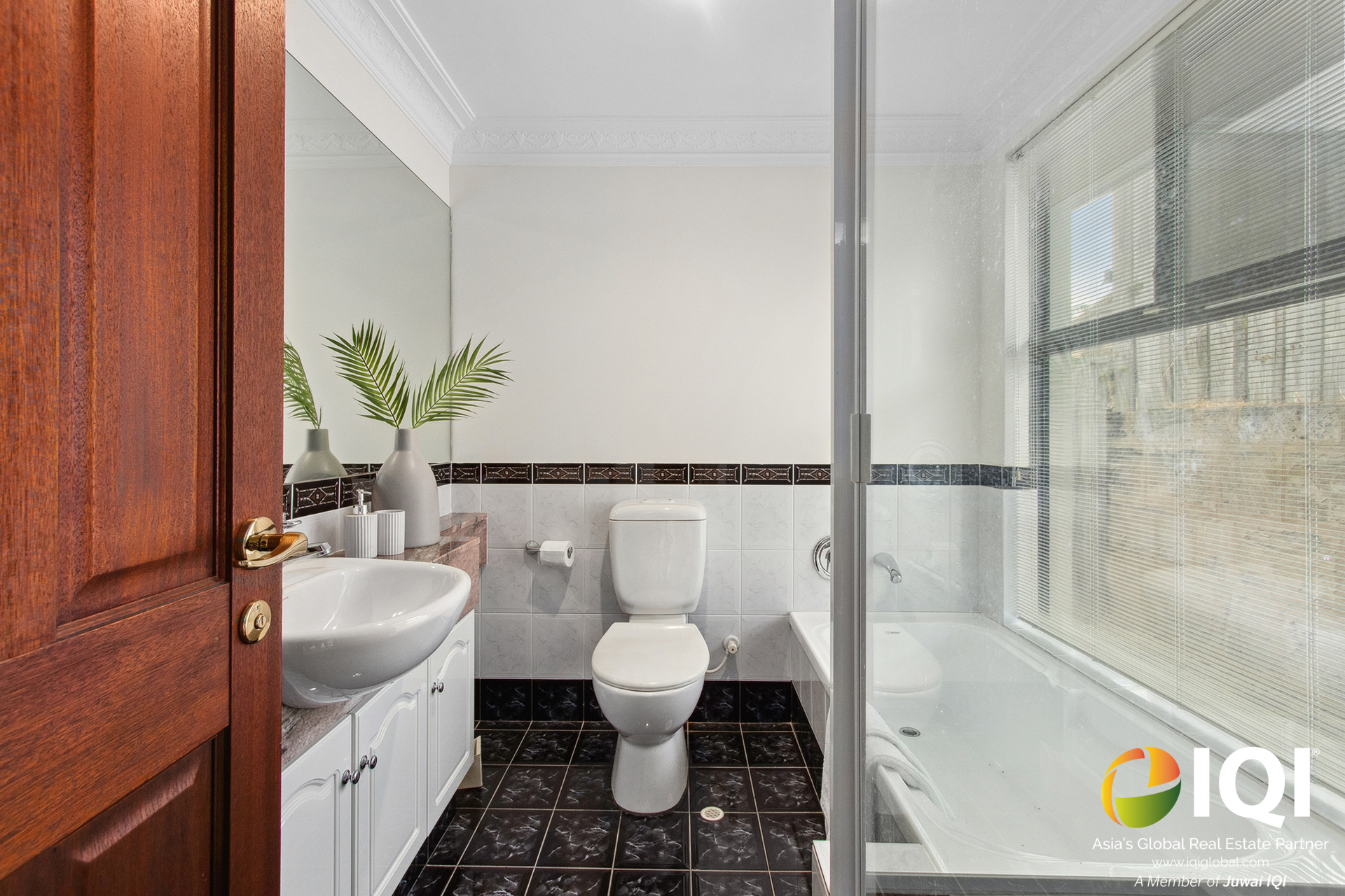 One-of-a-Kind Elevated Elegance: Spacious Family Home with Panoramic Views in Kardinya image