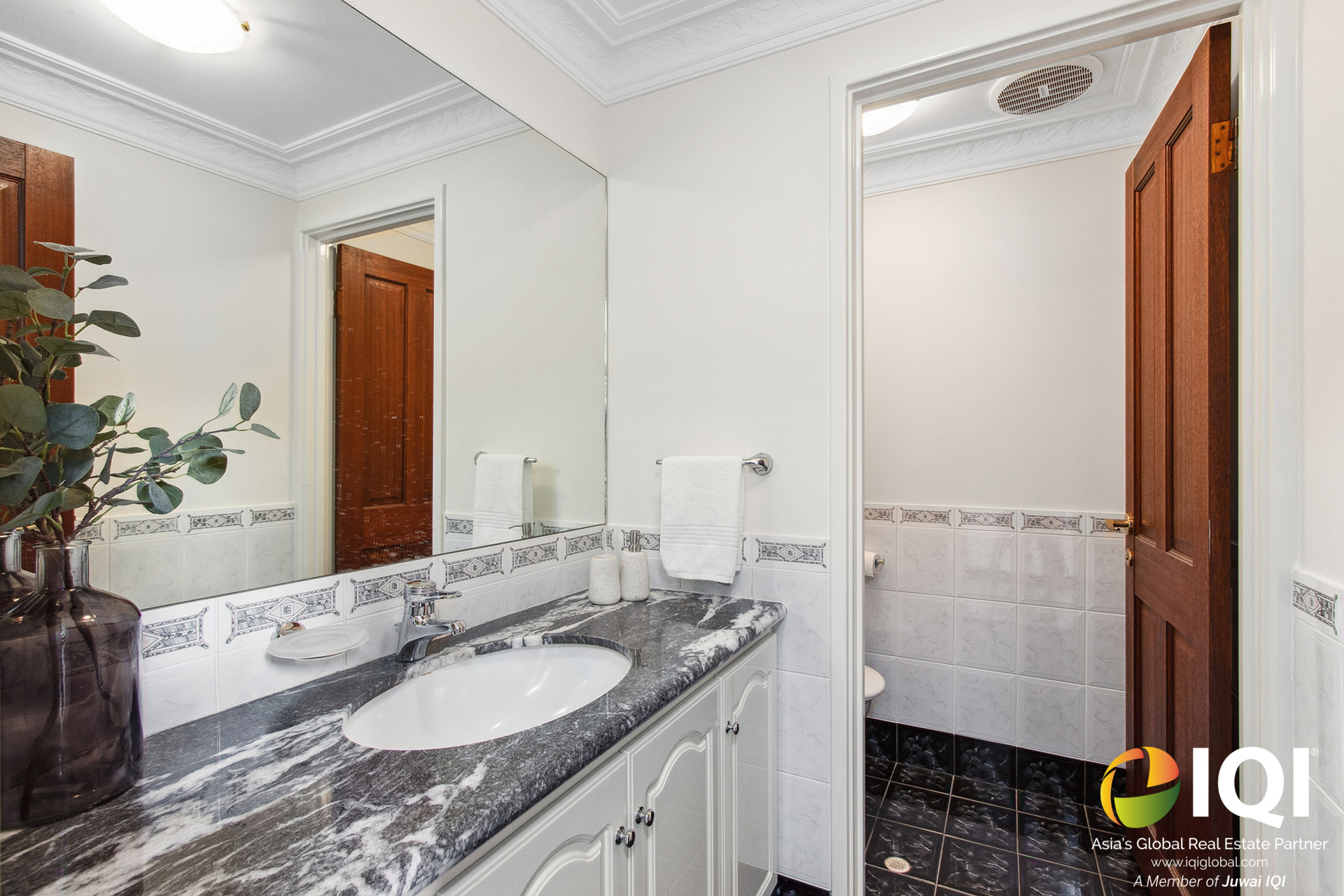 One-of-a-Kind Elevated Elegance: Spacious Family Home with Panoramic Views in Kardinya image